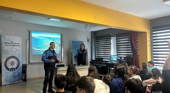 Tekirdağ polisi, ortaokul öğrencilerine bilinçli internet ve polisliği anlattı