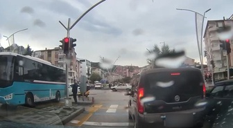 Tokat'ta ambulansa yol vermeyen sürücü, diğer sürücülerin uyarısıyla kenara çekildi