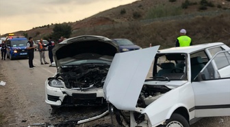 Tokat'ta Turhal-Zile kara yolunda iki otomobil çarpıştı, 5 kişi yaralandı