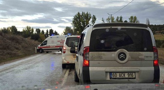 Tokat'ta Zile-Turhal kara yolunda iki otomobil kafa kafaya çarpıştı, 5 kişi yaralandı