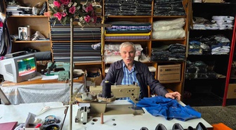 Trabzon Yomra'da 70 yaşındaki İsmail Ayaz, 60 yıldır terziliği sürdürüyor