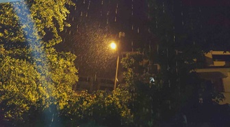 Van Erciş'te şiddetli yağmur günlük yaşamı olumsuz etkiledi, bazı yollar göle döndü