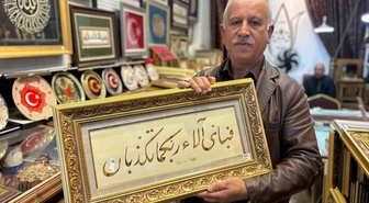 Vanlı hattat Koyuncu, 2004-2005'te başladığı hat sanatını öğrencilere aktarıyor