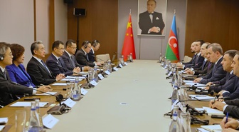 Wang Yi, Bakü'de Bayramov ile diplomatik ilişkilerin 35. yılını ele aldı