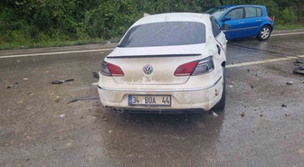 Zonguldak Çaycuma'da otomobil bariyerlere çarptı, sürücü hastaneye kaldırıldı