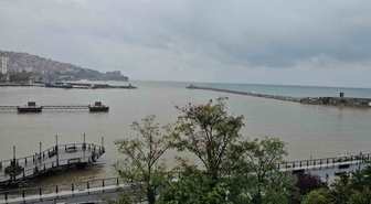Zonguldak'ta sağanak sonrası derelerden denize taşınan çamur limanı sarıya çevirdi