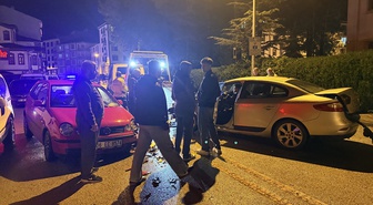 Ankara Çubuk'ta Kaymakamlık önünde iki otomobil çarpıştı, 2 kişi yaralandı