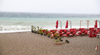 Antalya'da sağanak ve fırtına etkili oldu, Konyaaltı Sahili'nde deniz turkuaza döndü