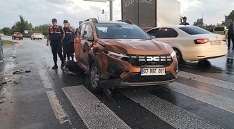 Antalya Manavgat'ta kamyonun çarptığı otomobil pikaba çarptı, 2 kişi yaralandı
