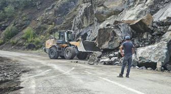 Artvin Şavşat'ta heyelanla kapanan köy yolunda Karayolları ekipleri çalışma başlattı