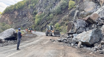 Artvin Şavşat'ta heyelanla kapanan Meydancık yolu ekiplerin çalışmasıyla açıldı