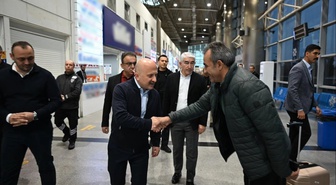 Aydın Valisi Varol, otobüs terminalinde yolcularla sohbet edip iyi yolculuklar diledi