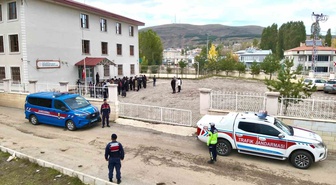 Bayburt Demirözü'ne bağlı Gökçedere'de jandarma okul çevresinde devriye yaptı