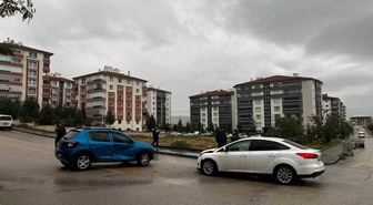 Beypazarı'nda iki otomobil çarpıştı, bir kız çocuğu gözetim altına alındı