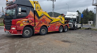 Bilecik Bozüyük'te bariyere çarpan çekicinin sürücüsü yaralandı
