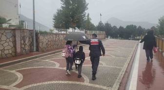 Bilecik'te jandarma ekipleri 14 okul ve çevresine güvenlik denetimi yaptı.