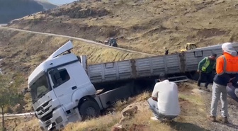 Bingöl Solhan'da rampayı çıkamayan tır geri kayarak uçurum kenarında asılı kaldı
