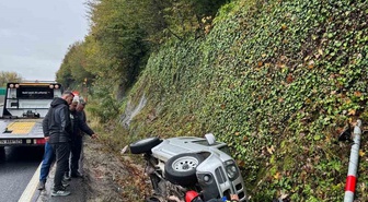 Bolu Dağı'nda kanala devrilen cip kazayı maddi hasarla atlattı