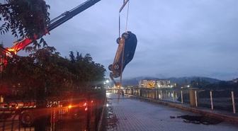 Çorum Osmancık'ta Kızılırmak sahil yolunda otomobil çukura düştü, sürücü yara almadı