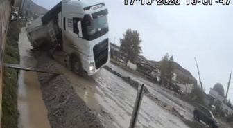 Çorum Sanayi Bölgesi'nde taş yüklü tır kanala devrildi, sürücü yaralandı
