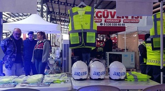 Denizli Çivril'de jandarma trafik güvenliği için reflektörlü yelek dağıttı