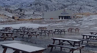Denizli'de Nikfer Kayak Merkezi de mevsimin ilk karıyla beyaza büründü