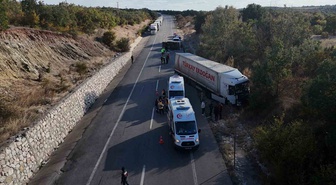 Edirne'de Hamzabeyli Sınır Kapısı yolunda tır ile kamyonet çarpıştı, 4 kişi yaralandı