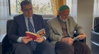 Elazığ'da kurum müdürleri Gazi Huzurevi sakinleriyle kitap okuyup sohbet etti
