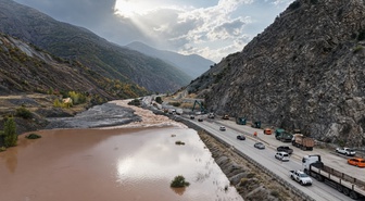 Erzincan-Erzurum kara yolunda sel ve heyelan tahribatı havadan görüntülendi