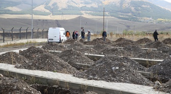 Erzurum Palandöken'de mezar kazısında bulunan top mermisi polisçe teslim alındı