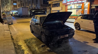 Eskişehir Tepebaşı'nda seyir halindeki otomobil alev alarak kullanılamaz hale geldi