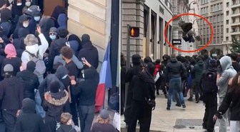 Fransa’da protestolar yağmaya dönüştü! Pek çok ünlü markanın mağazalarına girdiler
