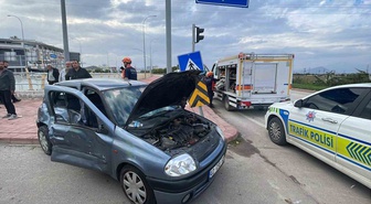 Karaman'da Şeyh Şamil Mahallesi'nde otomobil ile kamyonet çarpıştı, 3 kişi yaralandı