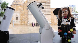 Kırşehir'de Cacabey Medresesi önünde astronomi odaklı halk bilim programı düzenlendi