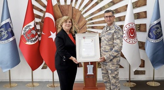 Kızılay heyeti Tuğgeneral Mustafa Baş'a Kurumsal Gümüş Madalya takdim etti