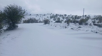 Manisa'nın Demirci ilçesinde mevsimin ilk karı yağdı, kalınlık 5 santimetreyi aştı