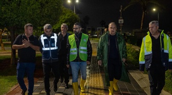 Mersin'de sağanak su taşkınlarına yol açtı, Mezitli ve Akdeniz ekipleri müdahale etti
