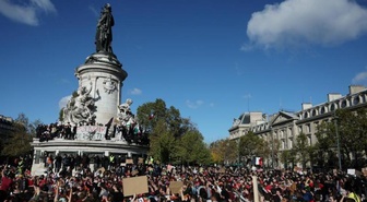 Paris'te protestocular Macron'un istifasını istedi, onlarca kişi gözaltına alındı