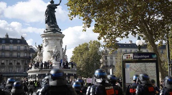 Paris'te polis izinsiz göstericilere biber gazı ve şok bombasıyla müdahale etti
