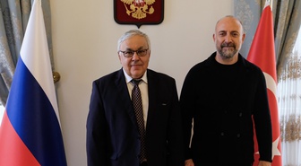 Rusya'nın Ankara Büyükelçisi Vershinin, İstanbul'da oyuncu Halit Ergenç ile görüştü