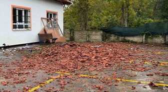 Sakarya Karasu'da hortum nedeniyle çatısı uçan okulu mahalle halkı imeceyle onardı