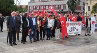Samsun'da emekli astsubaylar 100 TL'lik ödemeye karşı hakları için yürüdü