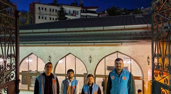 Sivas'ta üniversite öğrencileri kapalı esnaf dükkanlarına siftah parası bıraktı