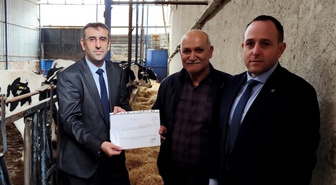 Uşak Ulubey'de iki üreticiye hastalıktan ari işletme belgesi verildi