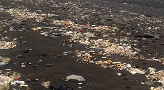 Zonguldak'ta sağanak sonrası denize sürüklenen çöpler Kozlu Sahili'ne vurdu