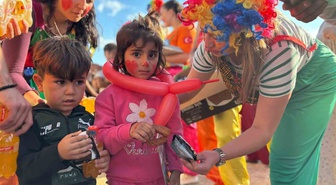 Adana'da mevsimlik işçi çocuklarına gönüllü palyaçolardan moral etkinliği düzenlendi