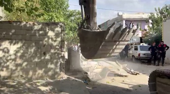 Adıyaman'da çatışmaya karıştığı öne sürülen tarafların kaçak yapıları yıkıldı