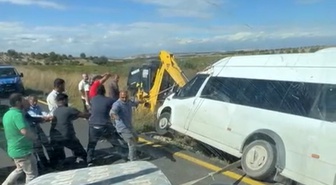 Adıyaman'da şarampole girip askıda kalan minibüsü halatlarla çekerek kurtardılar