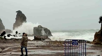 Amasra'da fırtınada dalga boyu 10 metreyi aşınca Küçük Liman otoparkı suyla doldu