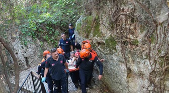 Antalya Aksu'da şelalede 6 metrelik yamaçtan düşen 69 yaşındaki kadın kurtarıldı